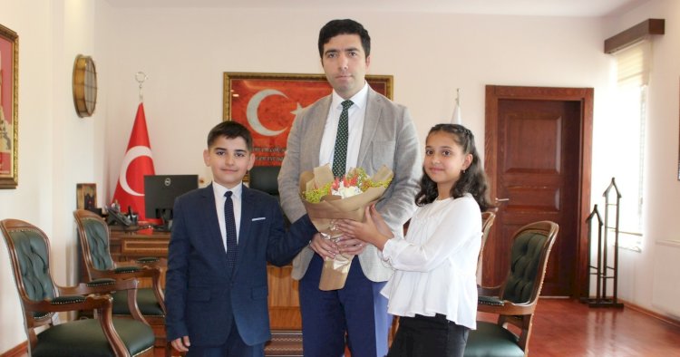 Koltuğunu öğrencilere devretti