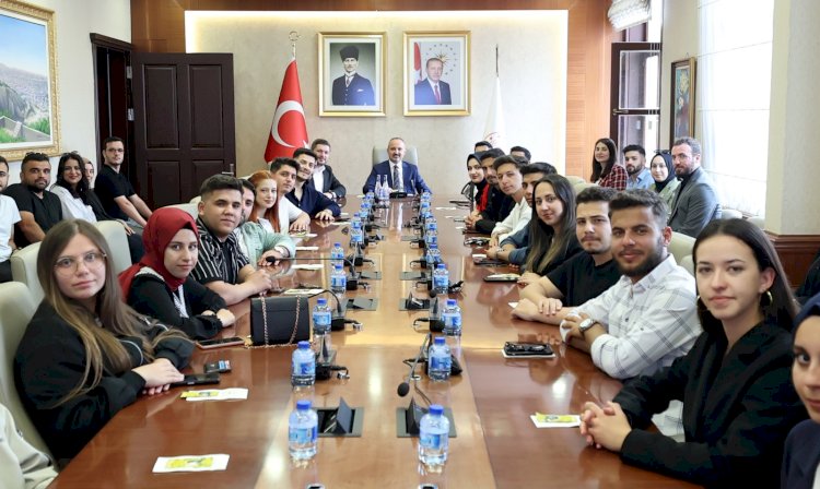 BAKAN YARDIMCISI TURAN, ÇOMÜ’LÜ ÖĞRENCİLERLE BULUŞTU