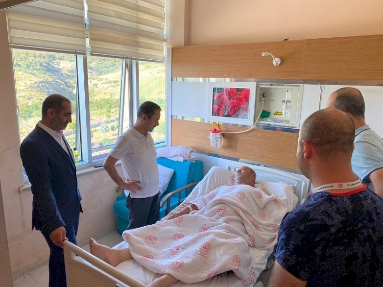 Traktörün devrilmesi sonucu yaralandı