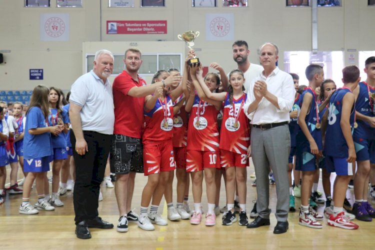 Basketbolcular madalyalarını aldı