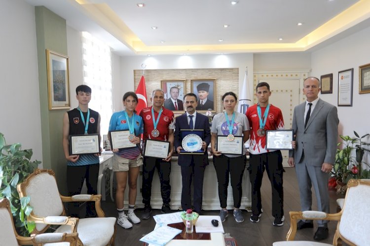 Sporcular belgelerini aldı