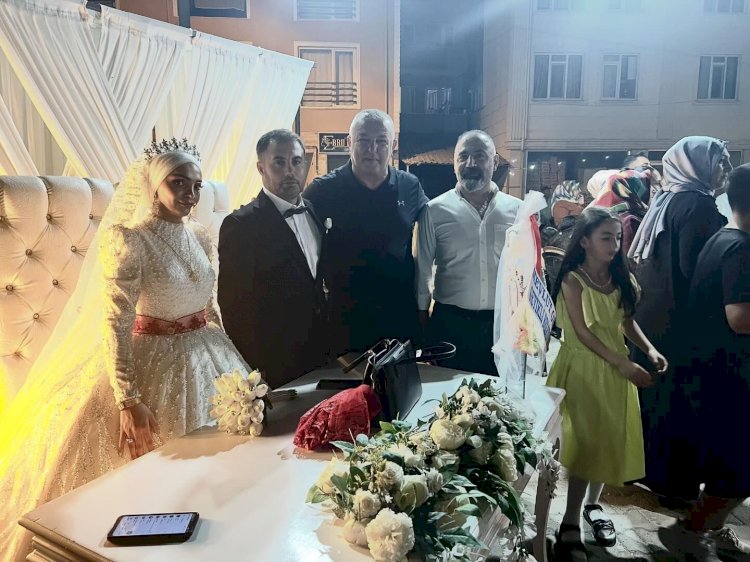 ABaşkan Mevlüt Oruçoğlu, Genç Çiftleri Mutlu Günlerinde Yalnız Bırakmıyor